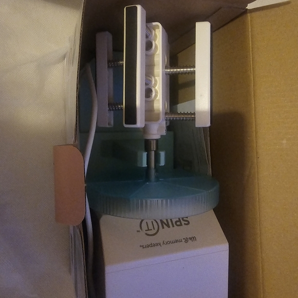 Spin It epoxy kit and tumbler turner - Picture 4 of 9